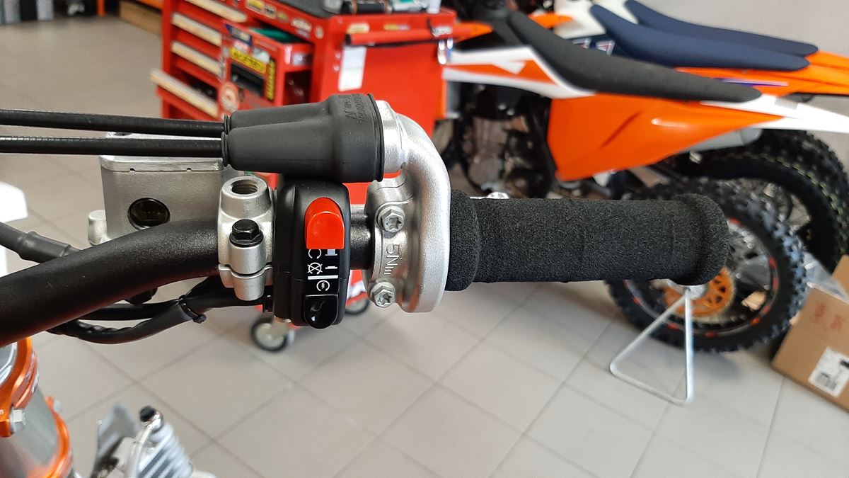 Foto unboxing dakarského špeciálu Štefana Svitka KTM 450 Rally Factory Replica 2022